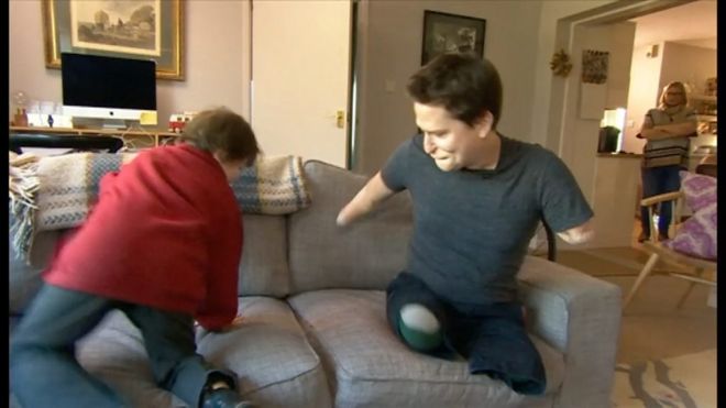Alex Lewis con su hijo