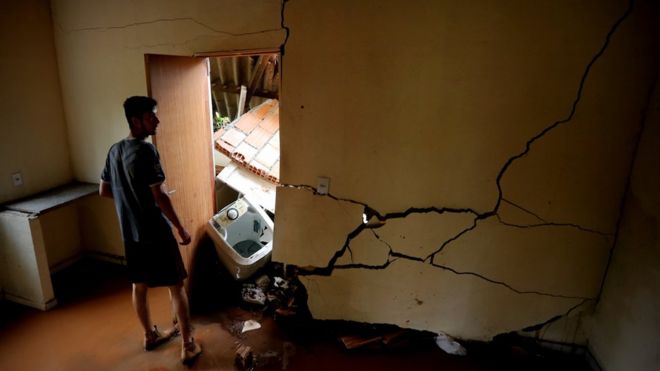 Homem em casa destruÃ­da pela tragÃ©dia em Brumadinho (MG)