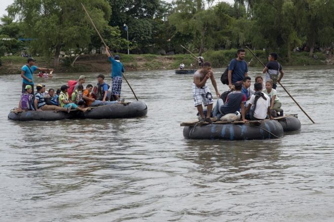 Прождав более 36 часов на пограничном мосту, некоторые из мигрантов пересекли границу на плотах