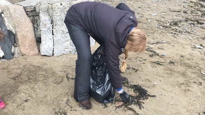 Кирсти Эдвардс подбирает пляжный пластик