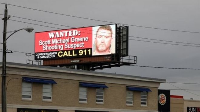 Электронный рекламный щит отображает информацию о подозреваемом в убийстве двух полицейских в ходе отдельных обстрелов в Урбандейле и Де-Мойне, штат Айова, США, 2 ноября