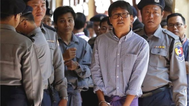 Задержанных журналистов Reuters Ва Лоне (2-R) и Кьяу Со Оо (2-L) сопровождают полиция, когда они покидают суд после слушания в Янгоне, Мьянма, 1 февраля 2018 года.