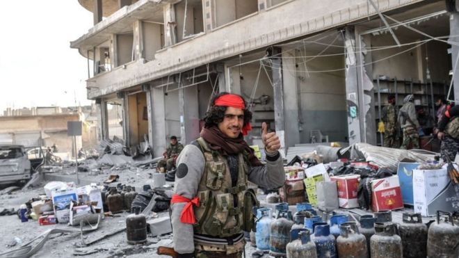 انتصار مقاتلو المعارضة السورية التي سيطرت على عفرين بدعم من الطيران التركي في 18 مارس/آذار 2018 يقومون بنهب المحلات التجارية في المدينة