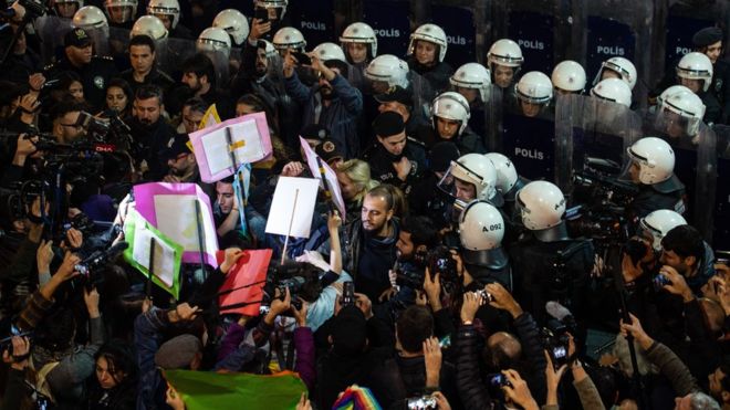 Демонстранты дрались с ОМОНом во время акции протеста против убийства женщин и насилия в отношении женщин 25 ноября 2019 года в Стамбуле, Турция.