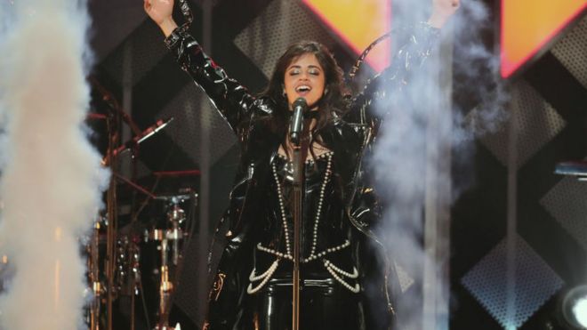 Камила Кабельо выступает на сцене во время шоу Z100 Jingle Ball на iHeartRadio