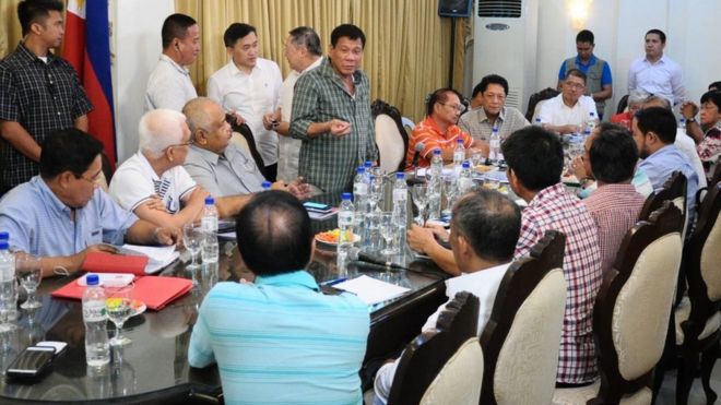 Родриго Дутерте (в центре) разговаривает со своим кабинетом - все мужчины, на фото - за столом в комнате в Давао, 31 мая 2016 г.