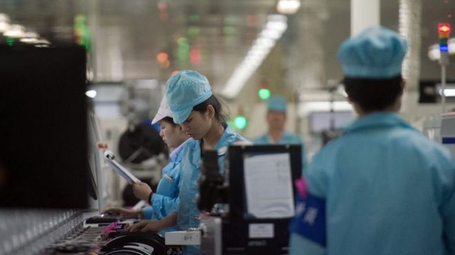Рабочие создают схемы компонентов микросхем для смартфонов на заводе Oppo в Дунгуане