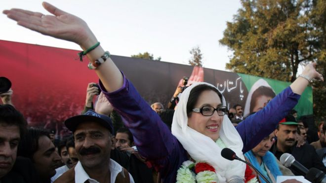 Бывший премьер-министр Пакистана Беназир Бхутто машет своим сторонникам, когда она прибыла на предвыборную кампанию в Равалпинди 27 декабря 2007 года.
