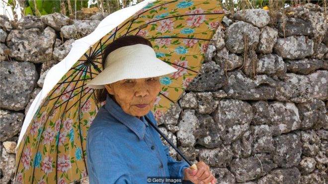 冲绳人活到90岁的高龄仍然很活跃很独立，少见老年病。