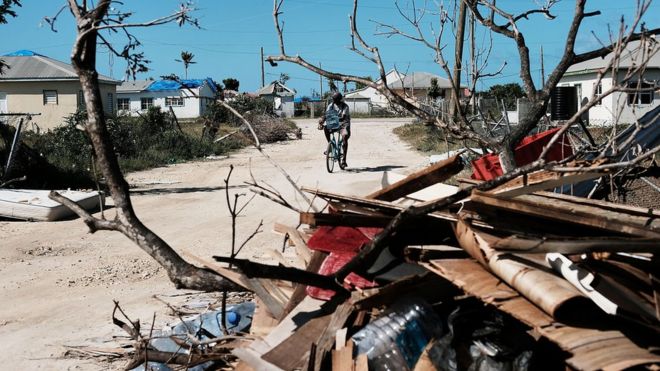 Мусор из поврежденных домов выровнял улицу на почти разрушенном острове Барбуда 8 декабря 2017 года в Кордингтоне, Барбуда