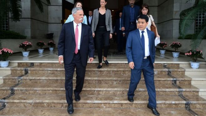 Chức Chủ tịch UBND TP Hà Nội của ông Nguyễn Đức Chung (phải) nay được thay bằng ông Chu Ngọc Anh