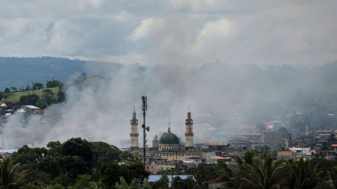 Asap membumbung dari lokasi pengeboman oleh Angkatan Udara Filipina di Marawi, Filipina.
