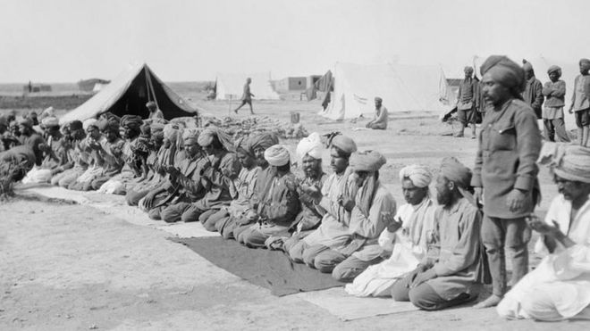 Мусульманские солдаты возносят молитвы во время Первой мировой войны