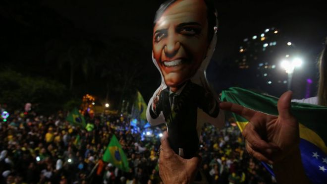 Сторонники Джера Болсонаро, крайне правого законодателя и кандидата в президенты от Социал-либеральной партии (PSL), реагируют после того, как Болсонаро выигрывает президентскую гонку в Сан-Паулу, Бразилия, 28 октября 2018 года.