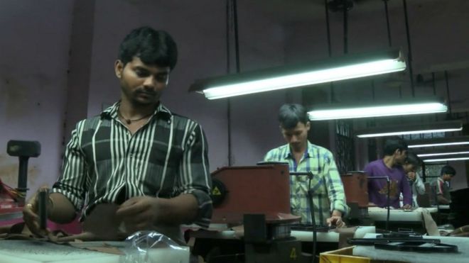 Рабочие на обувной фабрике
