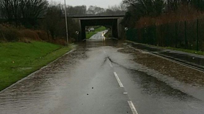 Наводнение в Пенкойде, графство Бридженд, сделало некоторые дороги непроходимыми