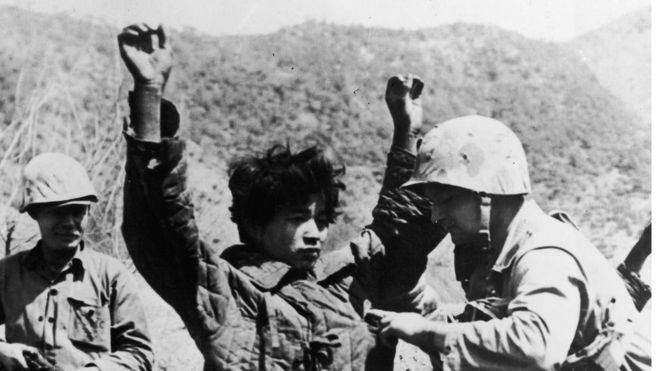 Американские солдаты проводят обыск во время Корейской войны