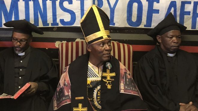 Papa Makiti na viongozi wenzake wa kanisa hilo