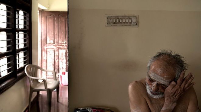 Г-н Сатьянараян вытирает слезы, рассказывая о жизни в доме престарелых