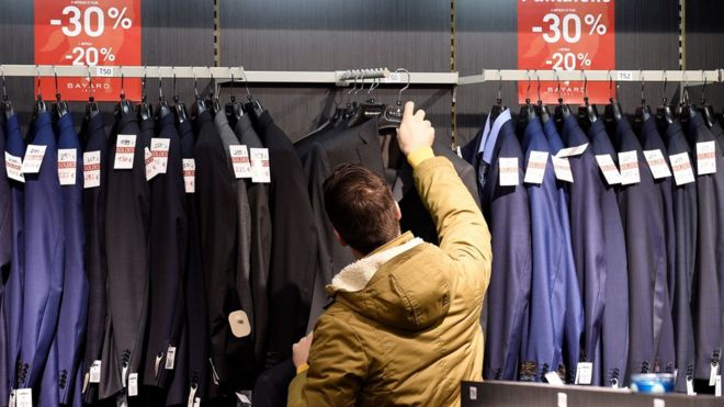 Мужчина совершает покупки в торговом центре в Таланже, восточная Франция, в первый день региональных зимних распродаж, 2 января 2017 года