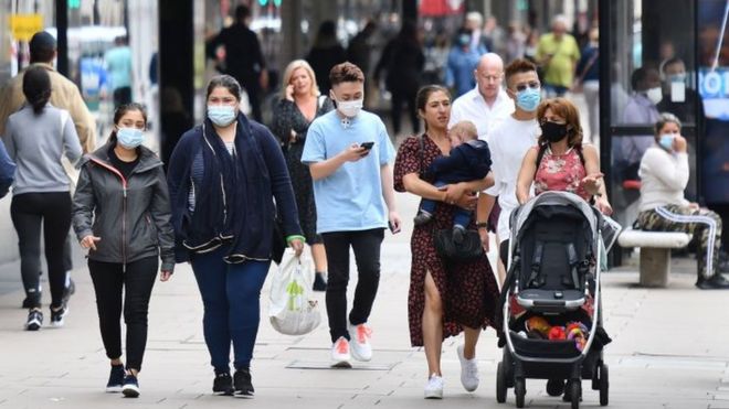 Personas caminando por la calle.