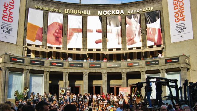 Площадь Шарля Азнавура перед кинотеатром «Москва» с красной фестивальной дорожкой и публикой
