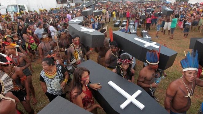 Коренные жители Бразилии несут десятки копий гробов в знак протеста в Бразилиа, Бразилия, 25 апреля 2017 года