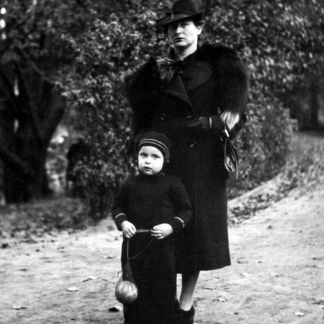 Ева Зусман и ее дочь Анита в Антверпене, 1939 год. Ева носит шубу.