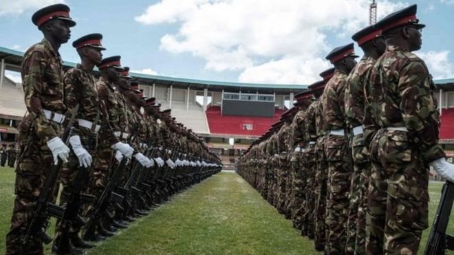 Wanajeshi wakijiandaa kwa sherehe ya kuapishwa kwa rais Uhuru Kenyatta katika uwanja wa michezo wa Kasarani Nairobi