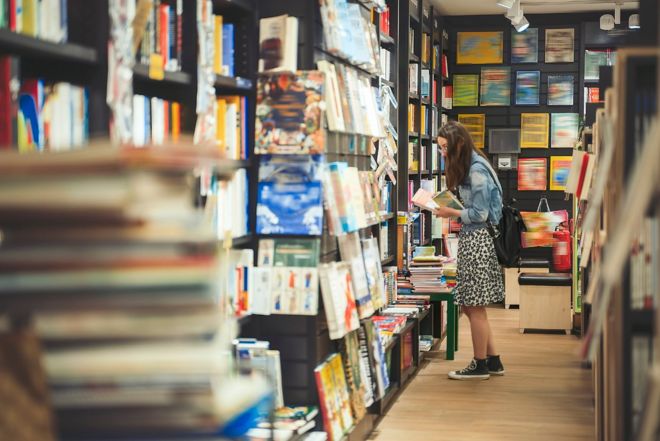 Mulher jovem em livraria