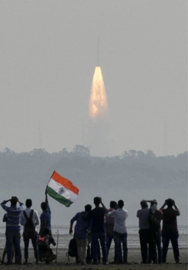 Индийские наблюдатели наблюдают за запуском ракеты-носителя Полярного спутника Индийской организации космических исследований (ISRO) (PSLV-C37) в Срихарикоте 15 февраля 2017 года.