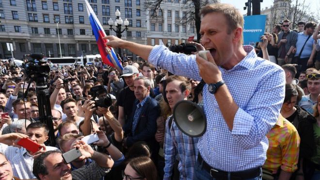 Алексей Навальный обращается к сторонникам на антипутинском митинге в Москве