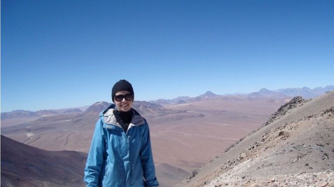 La profesora Jo Dunkley en la frontera entre Bolivia y Chile