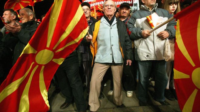 Демонстранты с македонскими флагами в Скопье. Файл фотографии