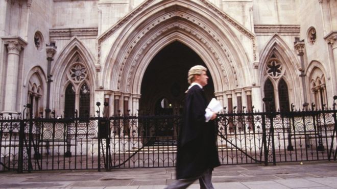 Адвокат за пределами Королевского суда