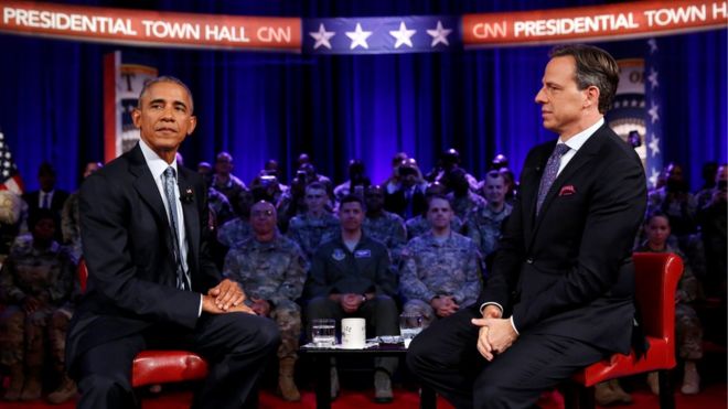 Президент США Барак Обама проводит встречу в мэрии с представителями военного сообщества, которую проводит Джейн Тэппер из CNN, 28 сентября 2016 года
