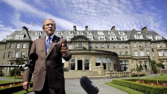 Президент США Джордж Буш возле гостиницы Глениглз на саммите G8 в июле 2005 года