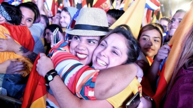 Сторонники кандидата в президенты правящей в Коста-Рике Партии гражданских действий (PAC) Карлоса Альварадо празднуют в Сан-Хосе 1 апреля 2018 года.