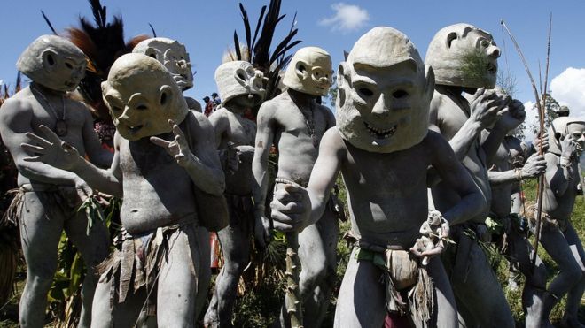 Pessoas de uma tribo de Papua-Nova Guiné usando máscaras