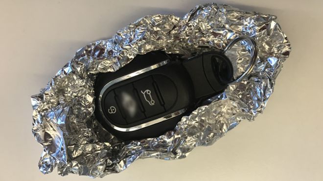 Chaves de carro envoltas em papel alumínio