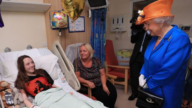 Королева разговаривает с жертвой нападения в Манчестере Милли Робсон и ее матерью Мари во время посещения Королевской Манчестерской детской больницы