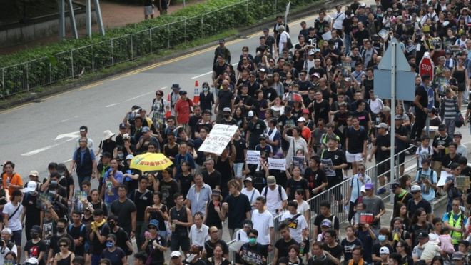 Приняли участие десятки тысяч человек! Марш протестующих во время митинга в Гонконге
