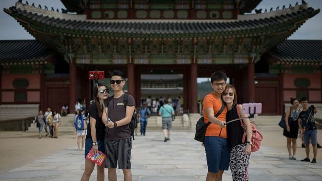 Китайские туристы перед храмом в Южной Корее