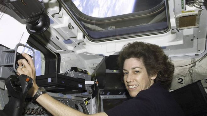 Resultado de imagen para Ellen Ochoa se convierte en la primera mujer hispana en ir al espacio a bordo del transbordador espacial Discovery.