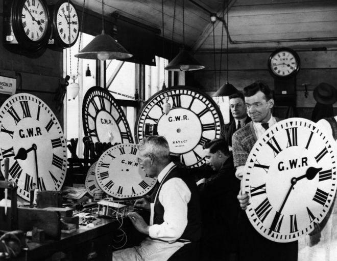 Группа сотрудников Великой Западной железной дороги работает в Чтении, испытывает и ремонтирует некоторые из многочисленных часов компании в 1930-х годах. Маятниковые часы Гюйгенса были в 60 раз точнее, чем у любого предыдущего устройства, но все же потеряли время