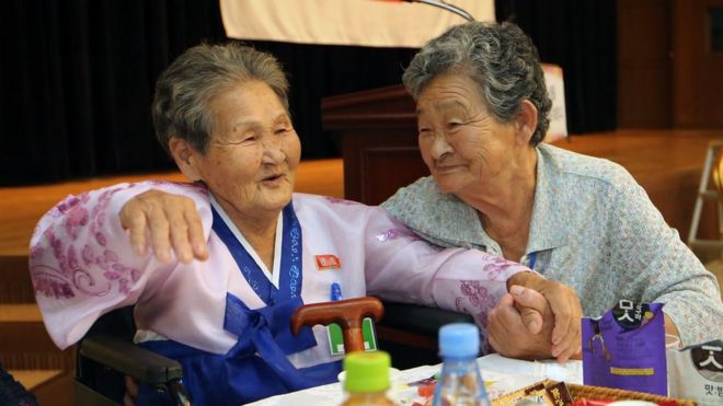 Северокорейская Кан Хо-ржи (слева), 89 лет, воссоединилась со своей южнокорейской младшей сестрой, 87-летней Кан, на втором мероприятии по воссоединению семьи.