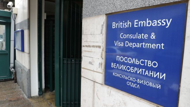 Вывеска у посольства Великобритании в Москве. 13 марта 2018 года