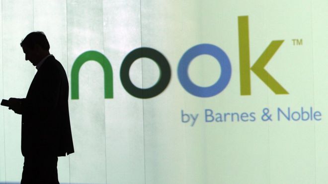 Человек, стоящий за пределами рекламы Nook