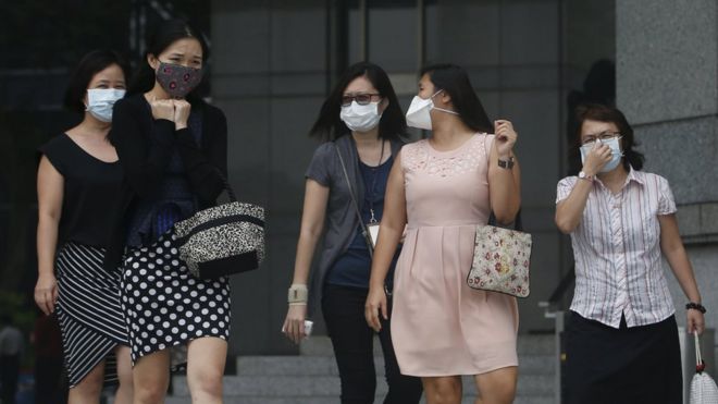 Офисные работники носят маски в Сингапуре (29 сентября 2015 г.)
