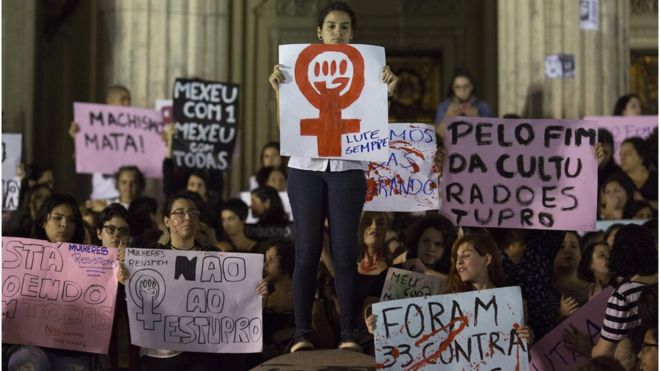 Mulheres protestaram no Rio de Janeiro após caso de estupro coletivo ter vindo à tona